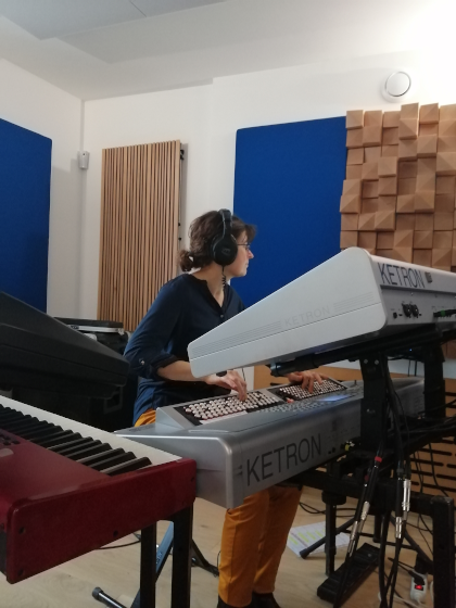 Valérie qui joue du clavier pendant les enregistrements au studio