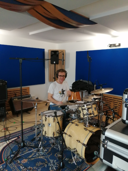 Sébastien qui joue de la batterie dans le studio d'enregistrement