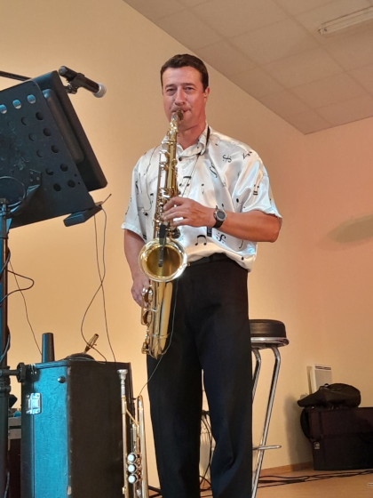 Jean-Noël qui joue du saxophone